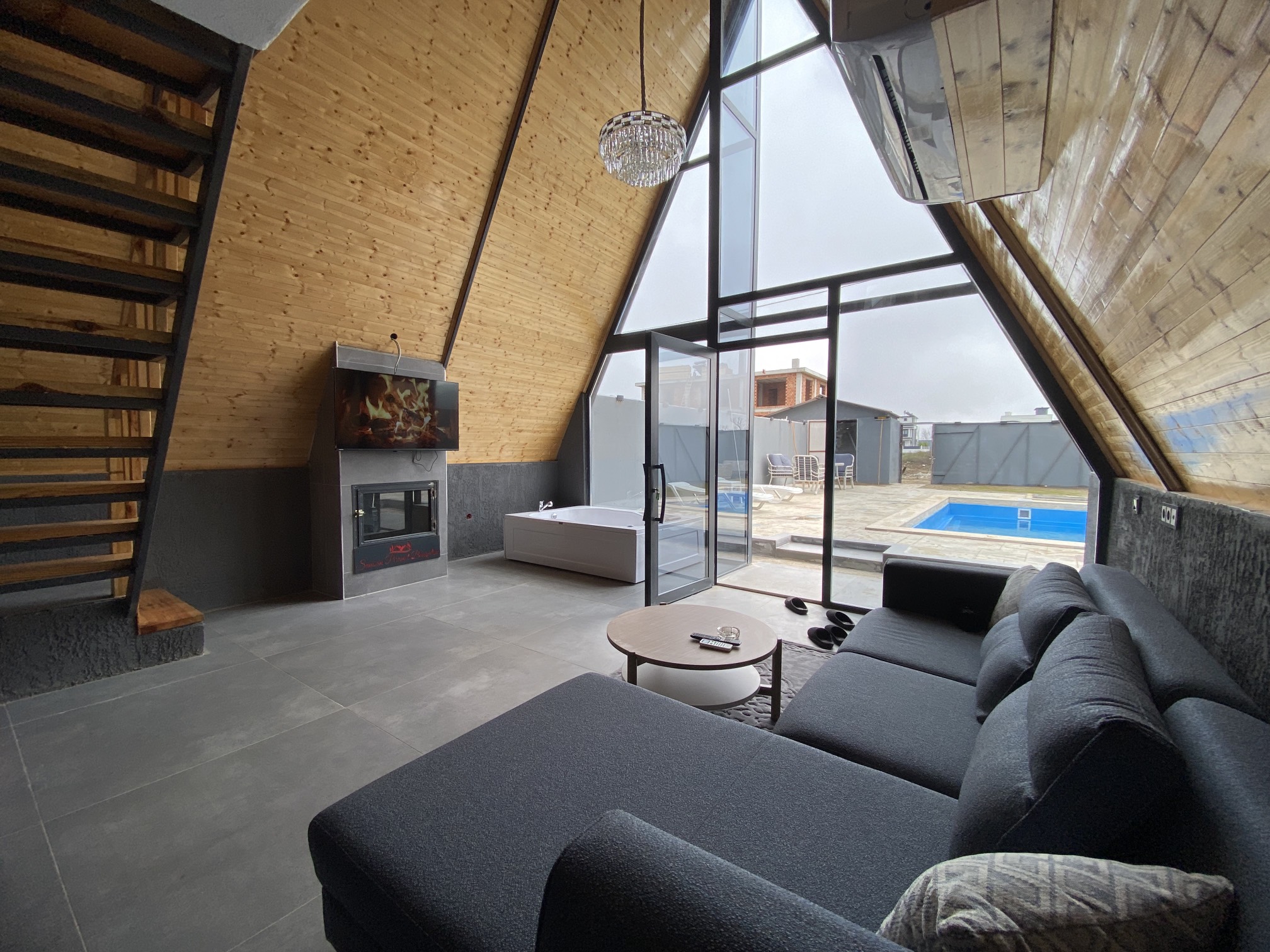 Samsun Piramit Bungalov salon ve özel havuz manzarası
