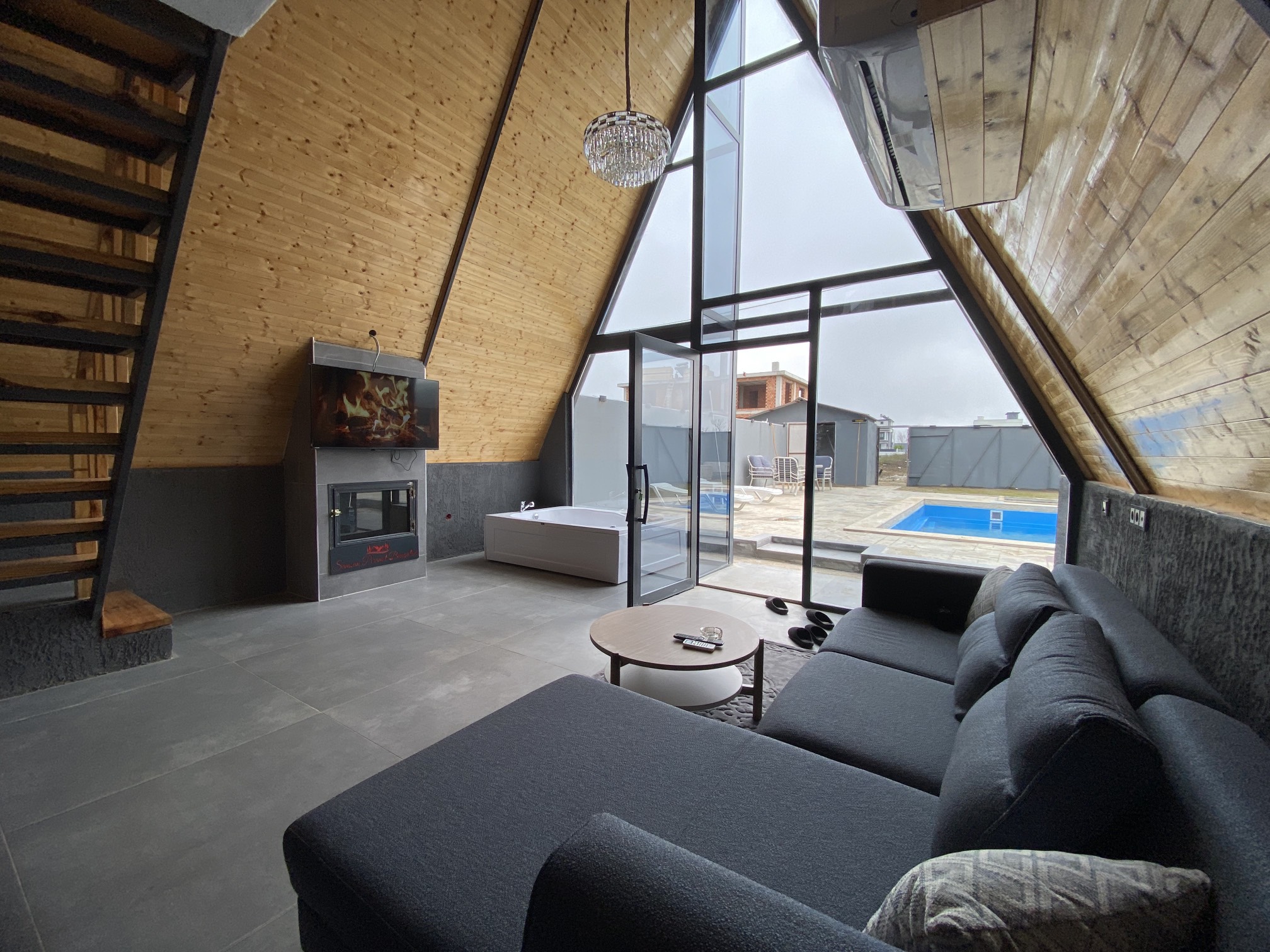 Samsun Piramit Bungalov panoramik iç mekan piramit mimari havuz görünümü